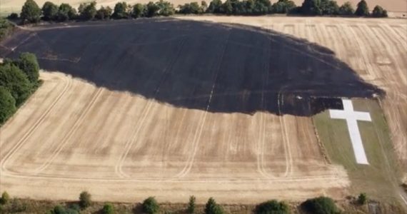 Fogo consome vegetação em campo, mas cruz gigante de memorial fica intacta