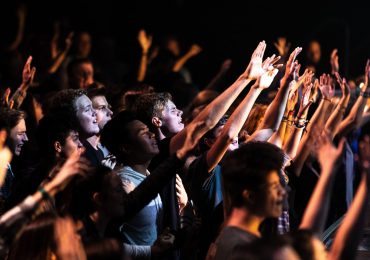 O louvor é sagrado nos cultos, mas igrejas modernas o transformaram em show - Tiago Rosas - louvor congregacional