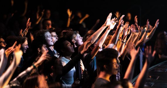 O louvor é sagrado nos cultos, mas igrejas modernas o transformaram em show - Tiago Rosas - louvor congregacional