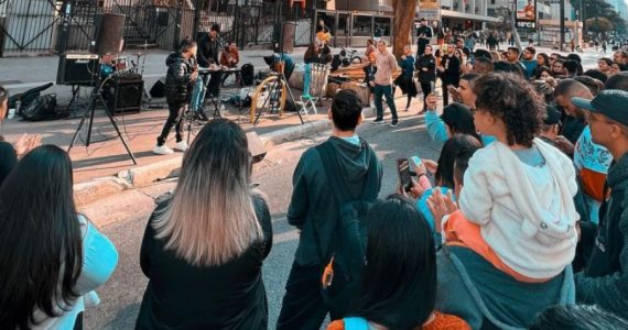 ‘Paz somente em Deus’, prega Yudi em culto ao ar livre na Avenida Paulista