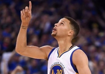 Steph Curry diz que não abre mão de ler a Bíblia para os filhos: ‘Foi assim que aprendi’