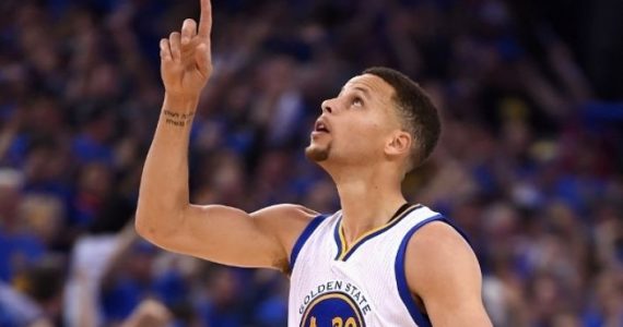 Steph Curry diz que não abre mão de ler a Bíblia para os filhos: ‘Foi assim que aprendi’