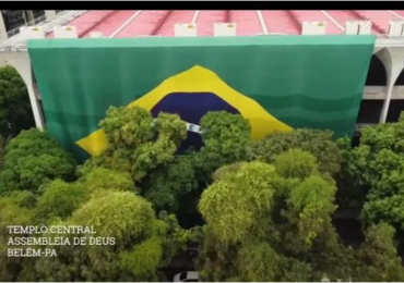 PT pede “poder de polícia” contra igreja por exibição de bandeira