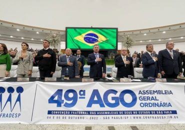 Em culto na AD Belém, Bolsonaro recebe profecia e se emociona com palavra de Michelle