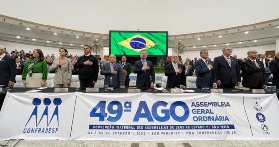 Em culto na AD Belém, Bolsonaro recebe profecia e se emociona com palavra de Michelle