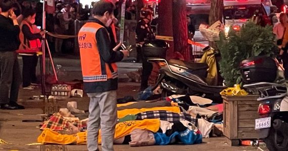 Morrem 154 pessoas em festa do Dia das Bruxas; pastores oram