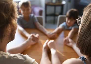 Professora denuncia escola que ora o Pai Nosso com alunos