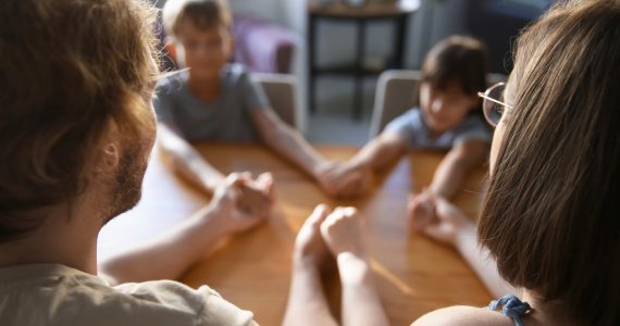 Professora denuncia escola que ora o Pai Nosso com alunos