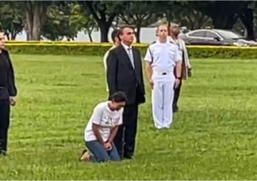 Vídeo de Michelle Bolsonaro orando durante cerimônia viraliza