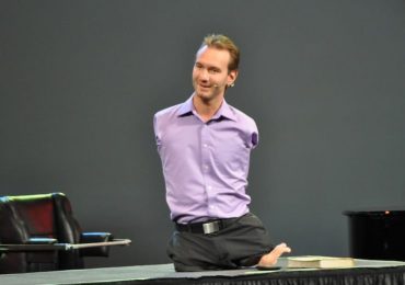 Vujicic: 'Igrejas focam mais em coletar dízimos do que evangelizar'