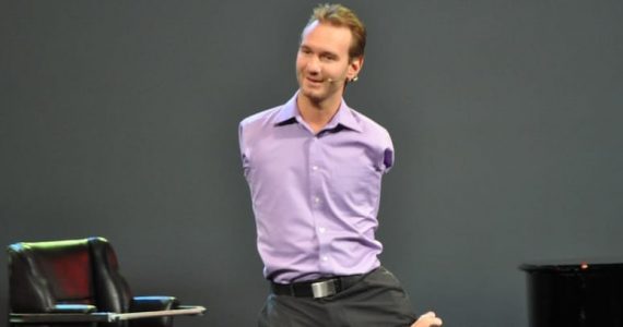 Vujicic: 'Igrejas focam mais em coletar dízimos do que evangelizar'