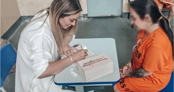 Pastora vai à penitenciária lançar livro de "mulheres improváveis"