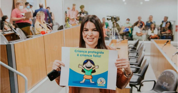 Pastora é intimada por atuar contra 'linguagem neutra' nas escolas