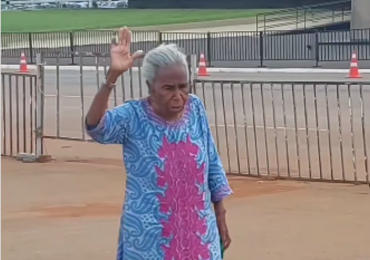 VÍDEO: idosa de 81 anos ora há dois meses pelo Brasil em frente ao QG do Exército