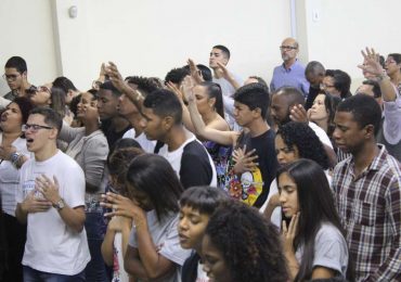 Pastor alerta sobre a saída de jovens das igrejas: "Para onde vão?"