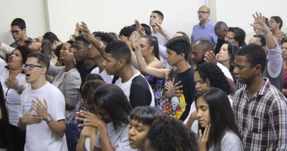 Pastor alerta sobre a saída de jovens das igrejas: "Para onde vão?"