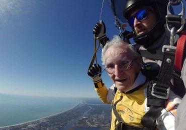 Pastor de 98 anos diz que 'orar e confiar em Deus' é a sua força