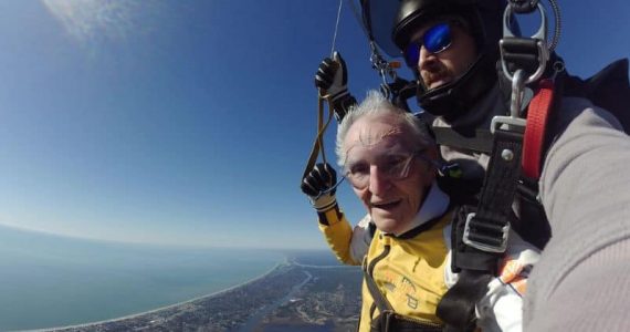 Pastor de 98 anos diz que 'orar e confiar em Deus' é a sua força