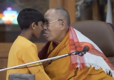 Dalai Lama beija a boca de menino e pede ‘chupe’ na língua