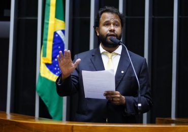 Pastor esquerdista toma invertida ao dizer que é contra polícia armada nas escolas