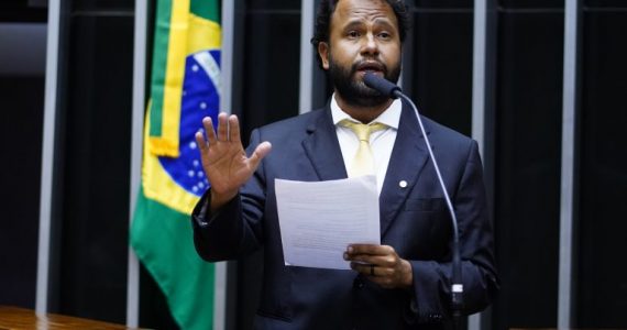 Pastor esquerdista toma invertida ao dizer que é contra polícia armada nas escolas