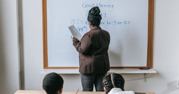 Parlamentar propõe instalar cartazes com os Dez Mandamentos nas salas de aula