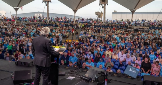 Franklin Graham prega contra a ilusão da religiosidade em cruzada