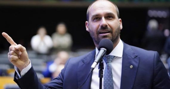 Eduardo Bolsonaro defende projeto contra doutrinação de gênero