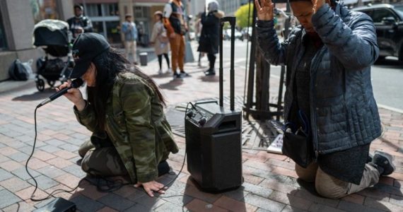 Cristãos evangelizam no evento satanista onde Bíblia foi rasgada e pessoas se convertem