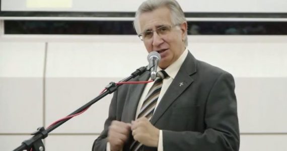 Igrejas devem criar escolas confessionais para livrar crianças das garras da esquerda, cobra pastor