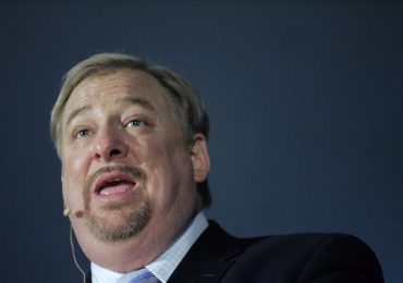 Rick Warren é rebatido ao defender ordenação de pastoras