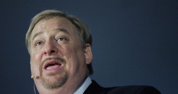 Rick Warren é rebatido ao defender ordenação de pastoras