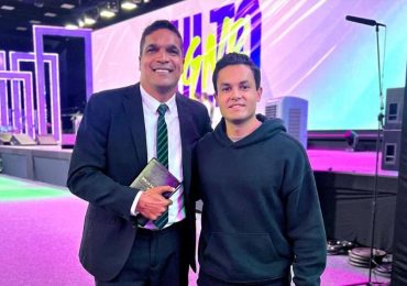 Pastor da Igreja Deus é Amor é criticado por foto com Daciolo