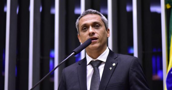 Deputado apresenta PL que protege a fé dos professores cristãos