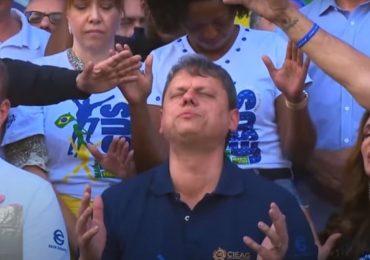 Tarcísio participa da Marcha para Jesus e pede obediência a Deus