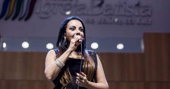 Cristina Mel cobra dos pais: 'A juventude foi doutrinada'