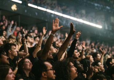 7 mil pessoas se entregam a Cristo em uma noite durante cruzada evangelística na Califórnia