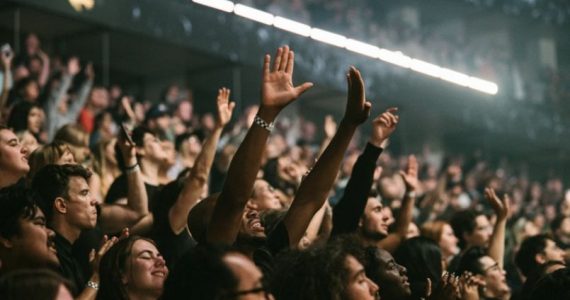 7 mil pessoas se entregam a Cristo em uma noite durante cruzada evangelística na Califórnia