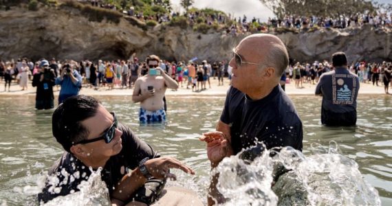 Após cruzada, 4.500 pessoas são batizadas nas águas em praia da Califórnia