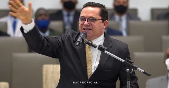 Pastor prega contra comportamentos 'afeminados' na Igreja