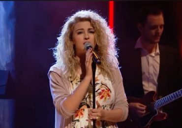 Na UTI, Tori Kelly é diagnosticada com coágulos nas pernas e pulmões; Marido demonstra preocupação