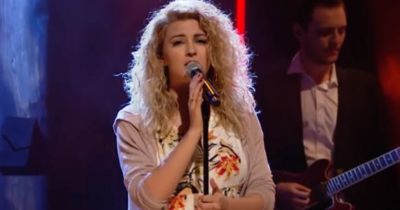 Na UTI, Tori Kelly é diagnosticada com coágulos nas pernas e pulmões; Marido demonstra preocupação