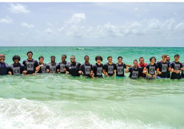 “Deus trouxe beleza das cinzas", diz pastor sobre batismo no mar