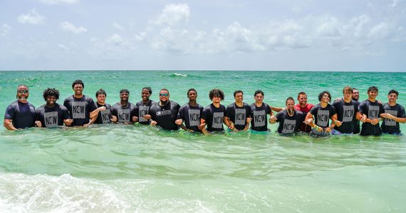 “Deus trouxe beleza das cinzas", diz pastor sobre batismo no mar