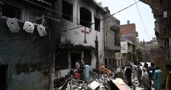 Cristãos no Paquistão cultuam a Deus nas ruínas das igrejas destruídas por muçulmanos