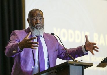 Voddie Baucham diz que cultura está constrangendo igrejas a parar de pregar o Evangelho