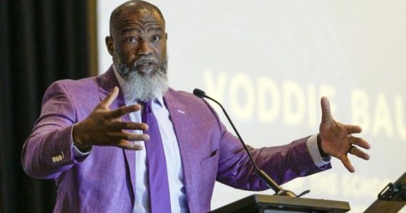 Voddie Baucham diz que cultura está constrangendo igrejas a parar de pregar o Evangelho