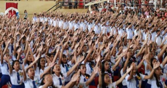 Mais de 600 alunos cantam louvor a Deus em formatura