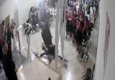 Homem cai do teto no meio de um culto e assusta fiéis; Assista