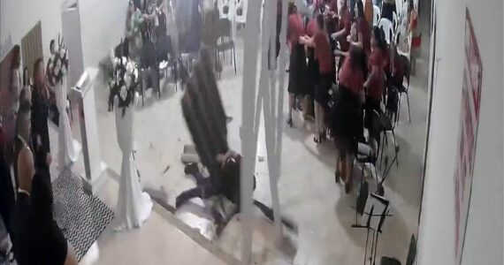 Homem cai do teto no meio de um culto e assusta fiéis; Assista